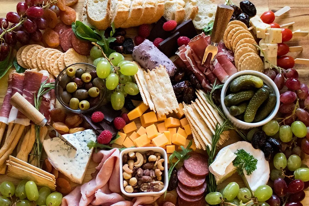 How to Make a Charcuterie Board For the Holidays